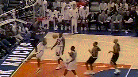 乔丹一个动作定住尤因。脚踝终结者训练营