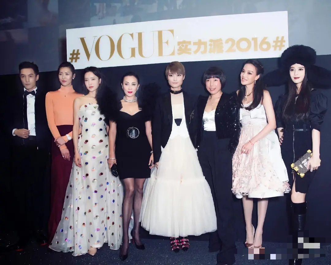 各种活动的海报要排在c位，红毯要压轴出场。。。没见过比她更离谱的。。。。去年微博