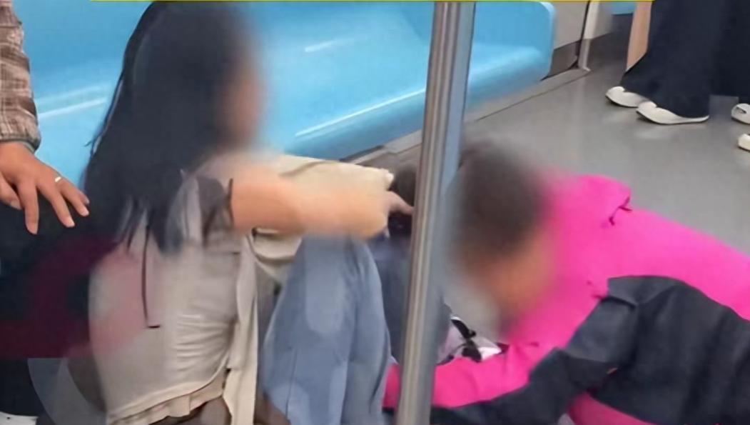 一个空座，两记耳光，监控拍下全过程。4月25日下午两点刚过，上海1号线车厢里，