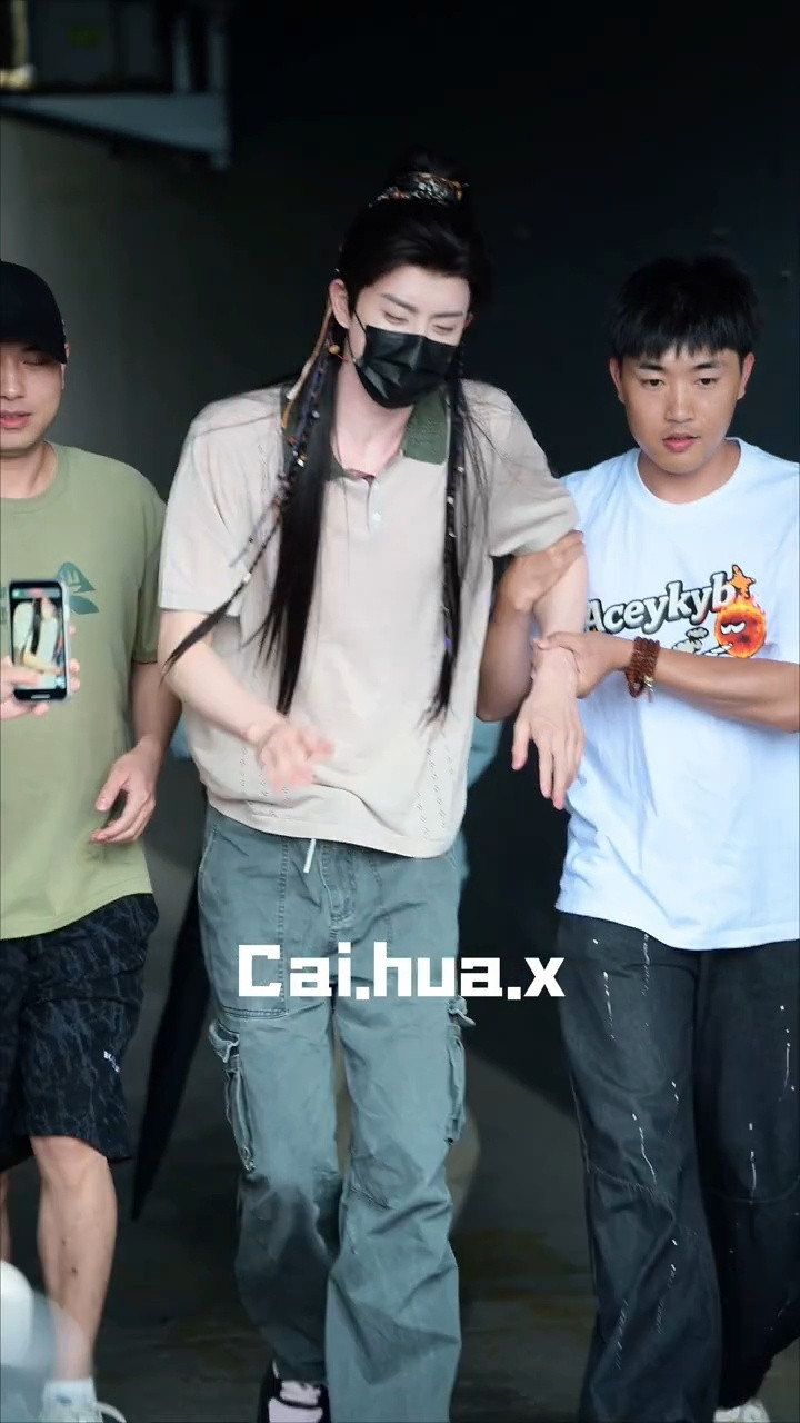 omg敖瑞鹏崴脚了今天上班一瘸一拐被工作人员扶着走的敖瑞鹏崴脚了敖瑞鹏一瘸一拐上