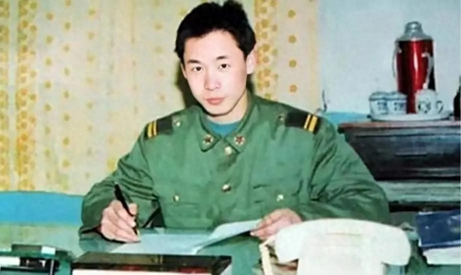 1995年，一名解放军战士在乘车回部队的途中，劝司机不要停下加油，但司机执意停下