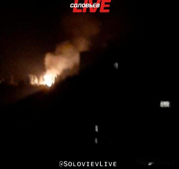俄军在顿涅茨克地区克拉马托尔斯克市摧毁一处乌军弹药库，当地媒体称袭击引发大火，弹