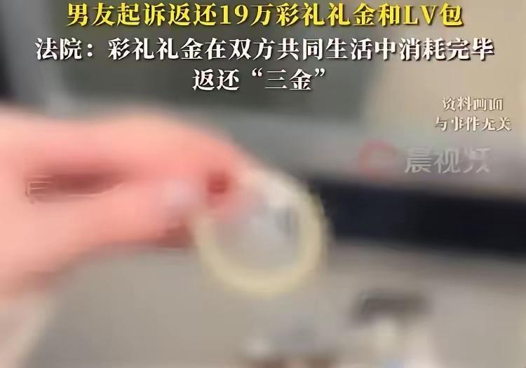 湖北孝感，一女子出差回家，发现家里垃圾桶内有一只已使用过的避孕套，她当即就怀疑是