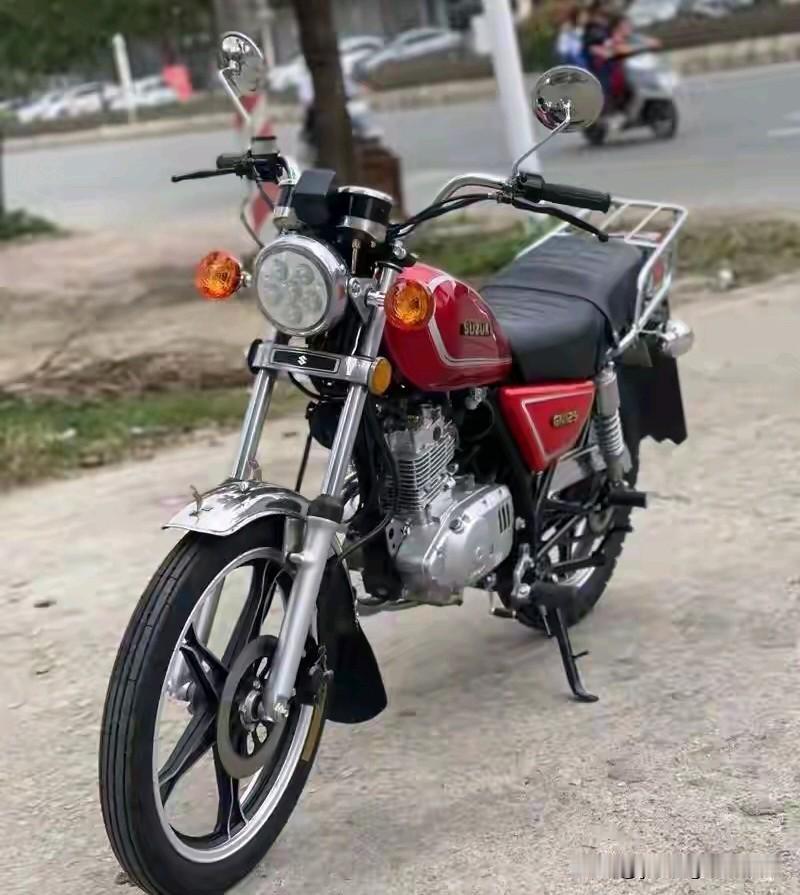 豪爵铃木GN125摩托车。隐约记得当年的售价好像是8000元左右，希望没记错吧？