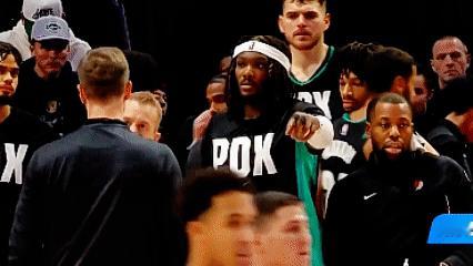 这哥们能处！开拓者暂停，罗威好像给杨瀚森指出刚才防守位置的问题。第四节7分1