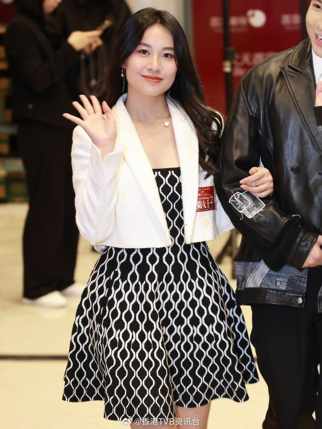 星岛：“翻版梁小冰”突宣布离巢TVB效力仅3年半获力捧演12部剧：会继续努力追