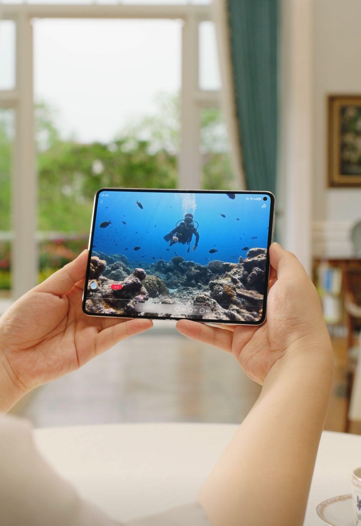 折叠屏发展至今，很多厂商的目光都还放在折痕处理、和轻薄度上面。但华为PuraX