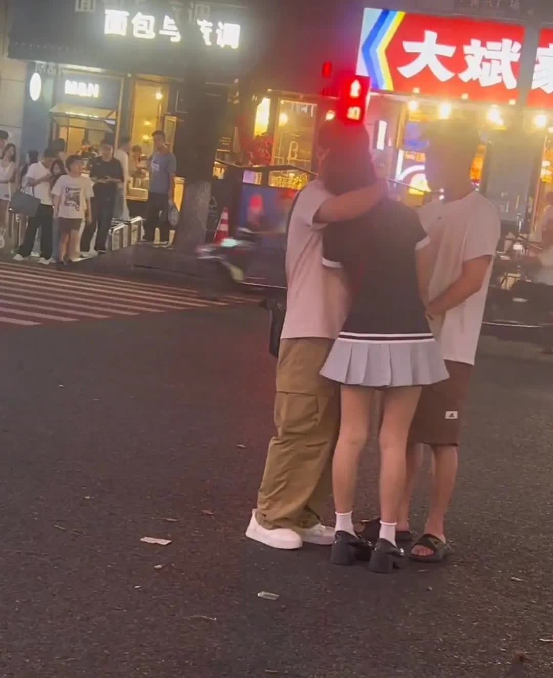 一妙龄少女与两个青年在长沙街头视频上看少女应该是醉酒状态但是应该还不至于