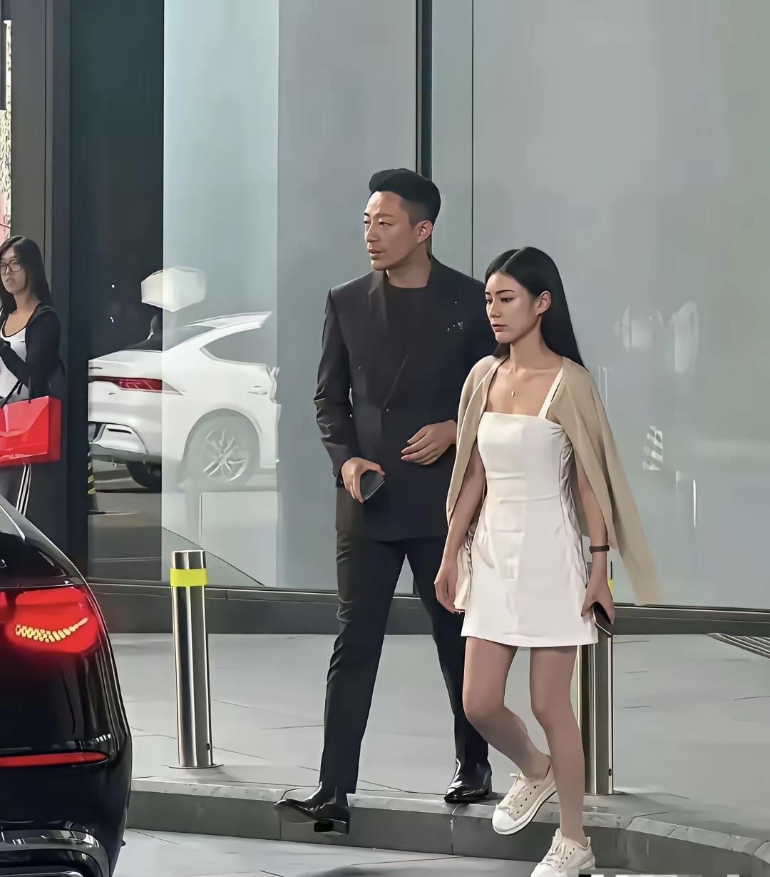 汪小菲与马筱梅旧照，2024年5月份，汪小菲带马筱梅逛街的画面。那个时候，两