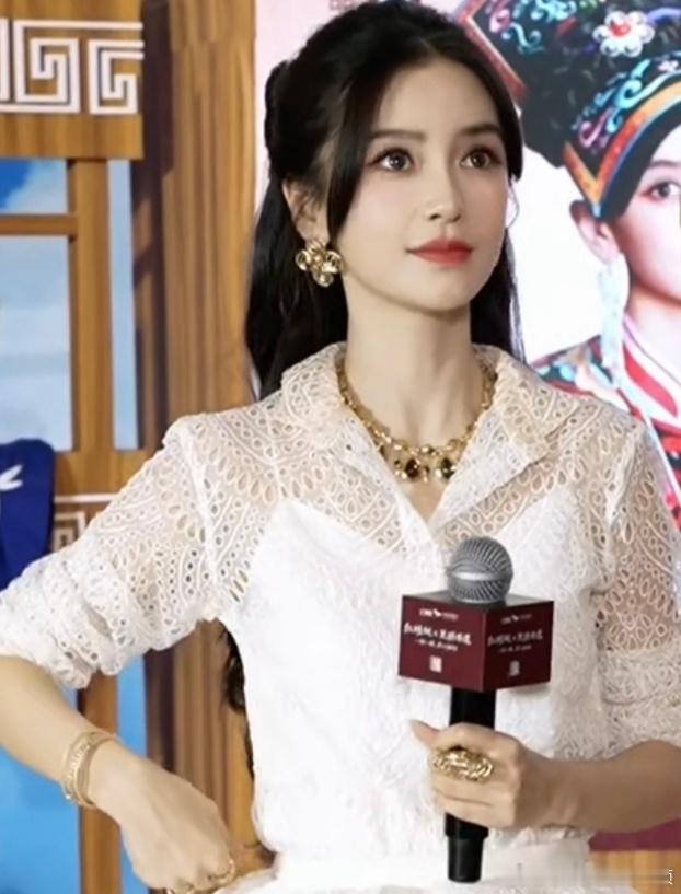 angelababy这么大这么亮眼的珠宝，在鼻姐出现那一刻，所有人被鼻姐美貌吸