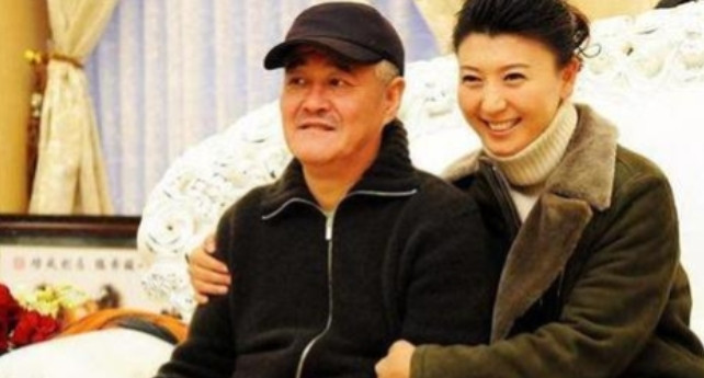 “小品女王”闫学晶20岁时，嫁给了二婚带着女儿的林越，在45岁的时候，闫学晶继女