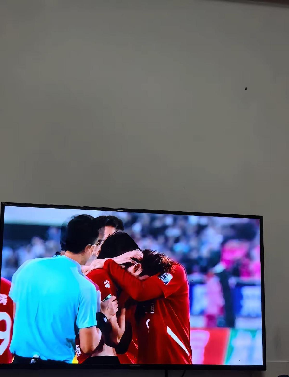 南通支云输球那晚，风都像在叹气。球迷没骂，只是沉默着把围巾叠好，揣进怀里。这