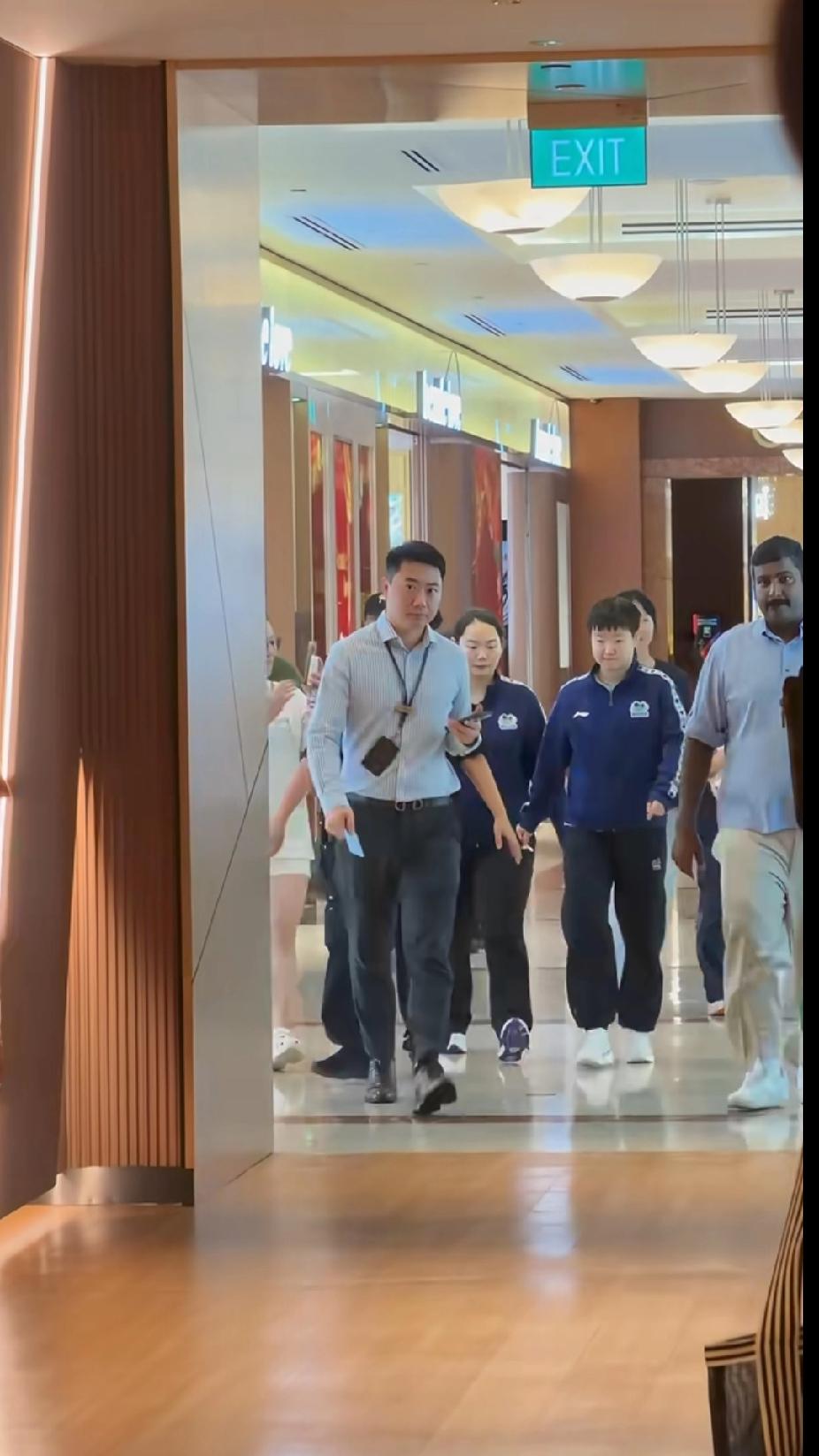 这气场，谁看了不迷糊！新加坡大满贯的安保确实给力，但更吸睛的还是我们莎宝的