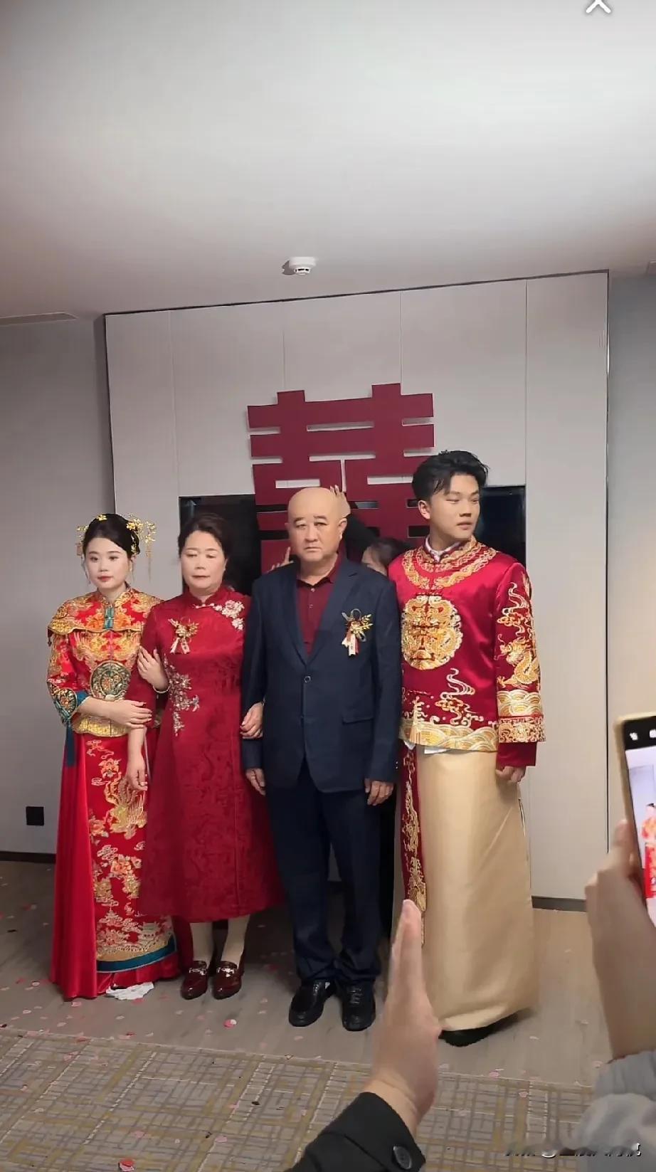 果然嫁女儿和娶媳妇就是不一样，全程没有看到王心怡的爸爸妈妈的笑模样，而且