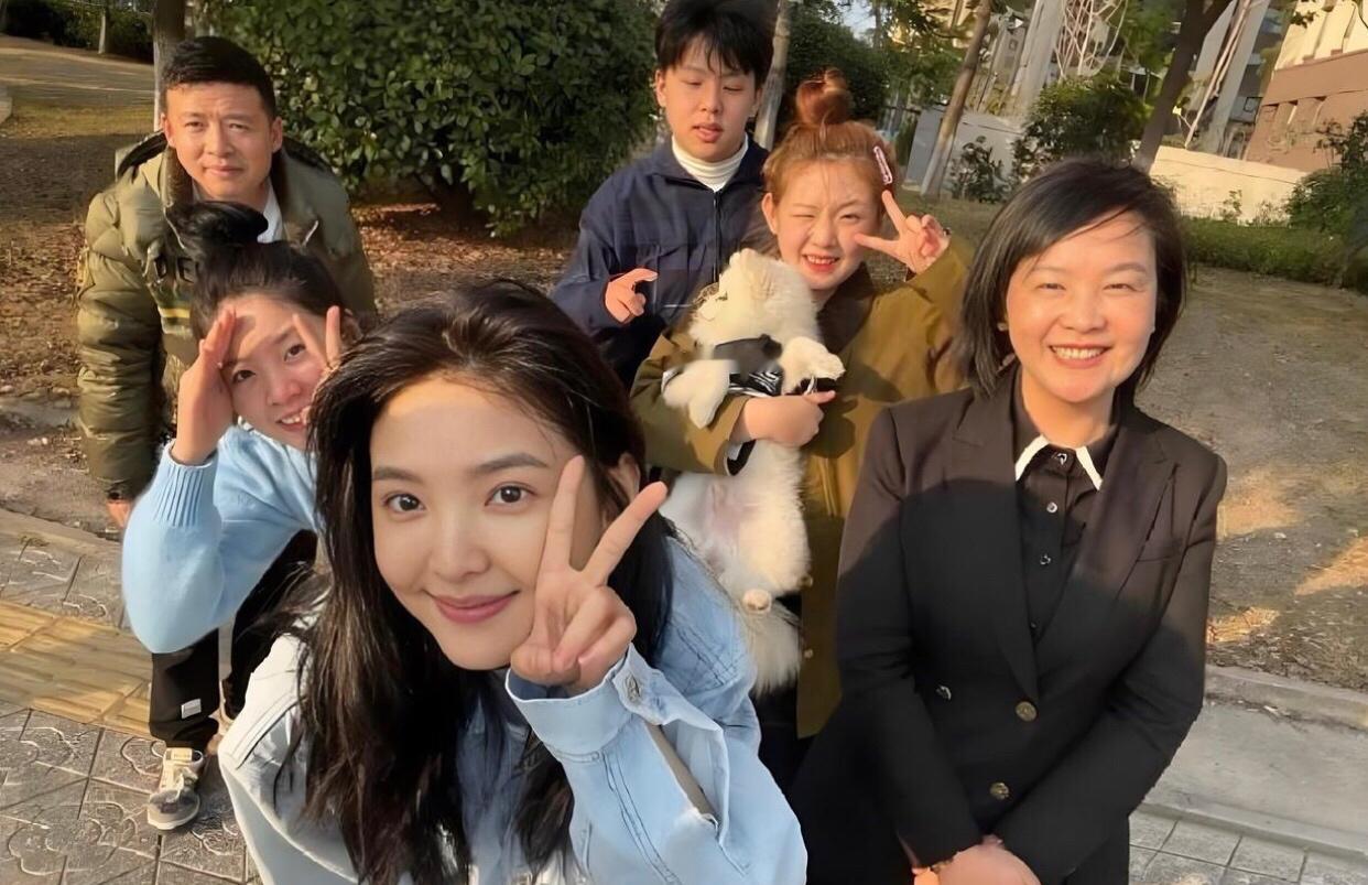 章若楠一家的合照，她这算不算中了基因彩票？