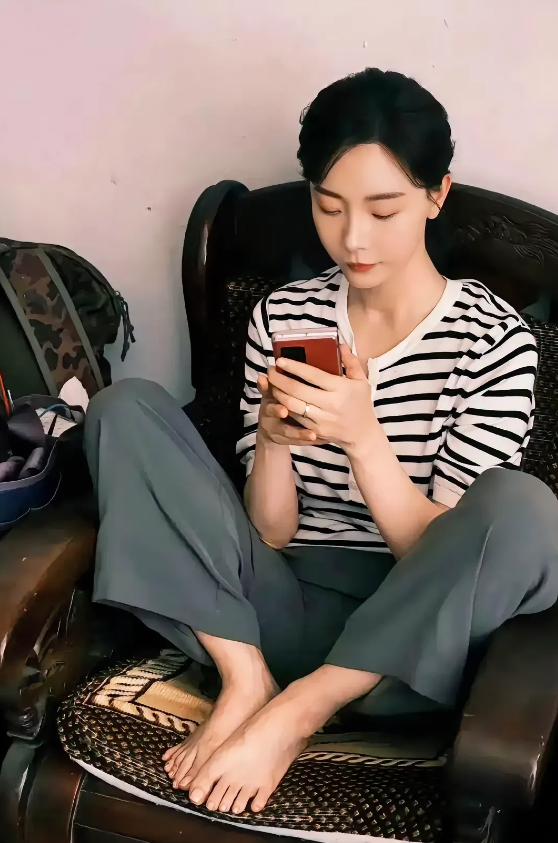 陈数，168cm，颜值和才华并存，少见不涂脚指甲盖的美女！