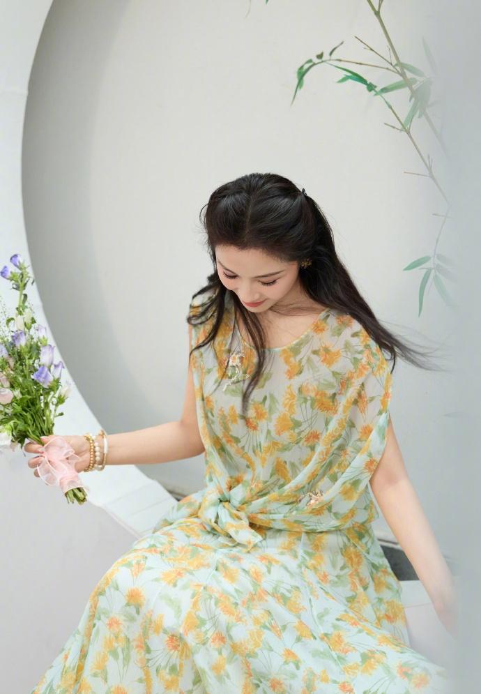 满院绿植衬得涛姐格外温柔，碎花长裙素雅大方，笑容明艳动人，祝刘涛生日快乐，往后日