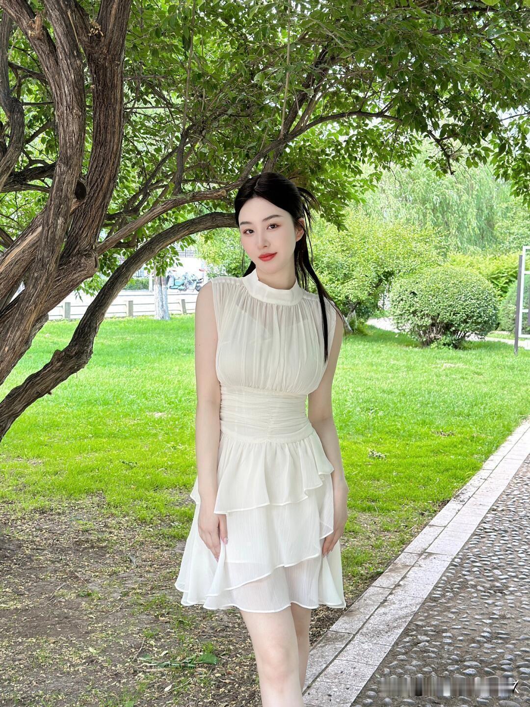 夏日穿上白色连衣裙，仿佛自带清新滤镜。就像白色无袖连衣裙，简约大方又不失优雅。它