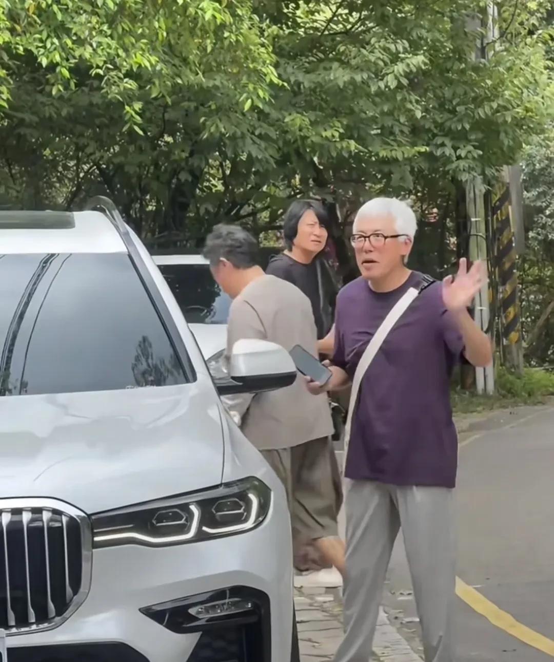 “情歌王子”也老了，满头白发，这一头白发是染的吗？怎么那么均匀。街头遇见张宇，