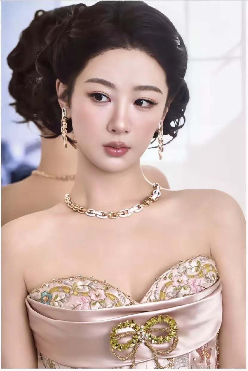 杨紫白玉兰视后今晚的白玉兰奖过后，我有预感，杨紫接下来要开启疯狂忙碌模式了，原因
