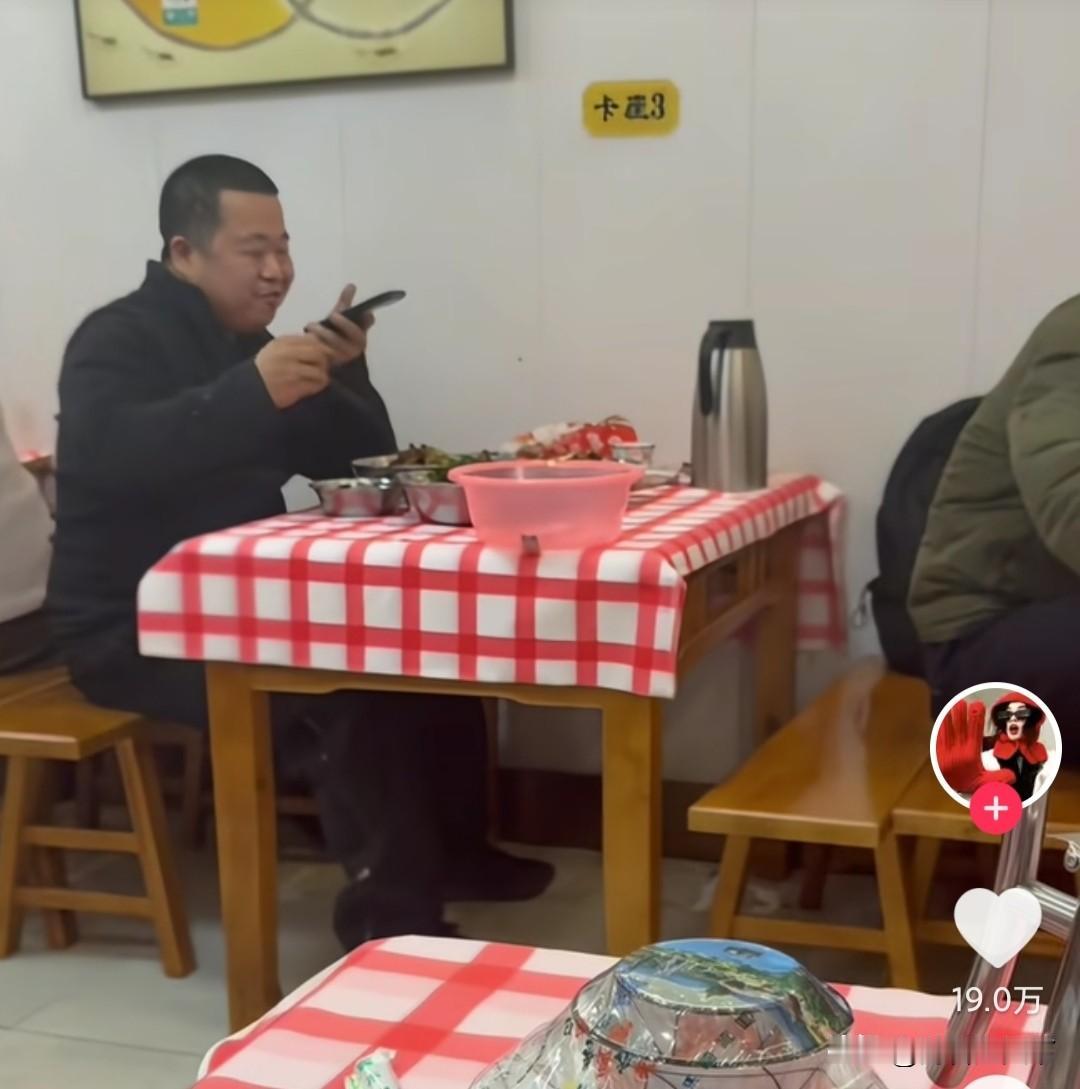 蓝战非还真是不带助理一个旅游，其实我觉得他都已经财务自由了，没必要在这件事上省钱