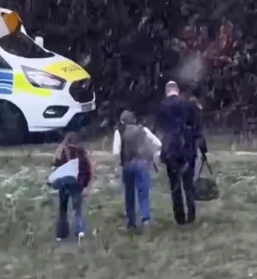 威廉带娃坐直升机引发争议[思考]倡导陪伴式教育的威廉携乔治、小夏，乘坐直升机