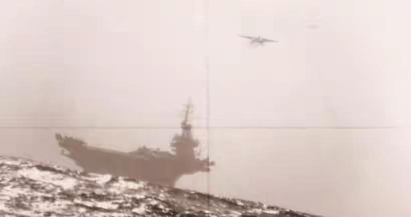 2006年，一艘中国的宋级潜艇悄悄靠近了一支美国的航母战斗群，打算凭借自身优异的