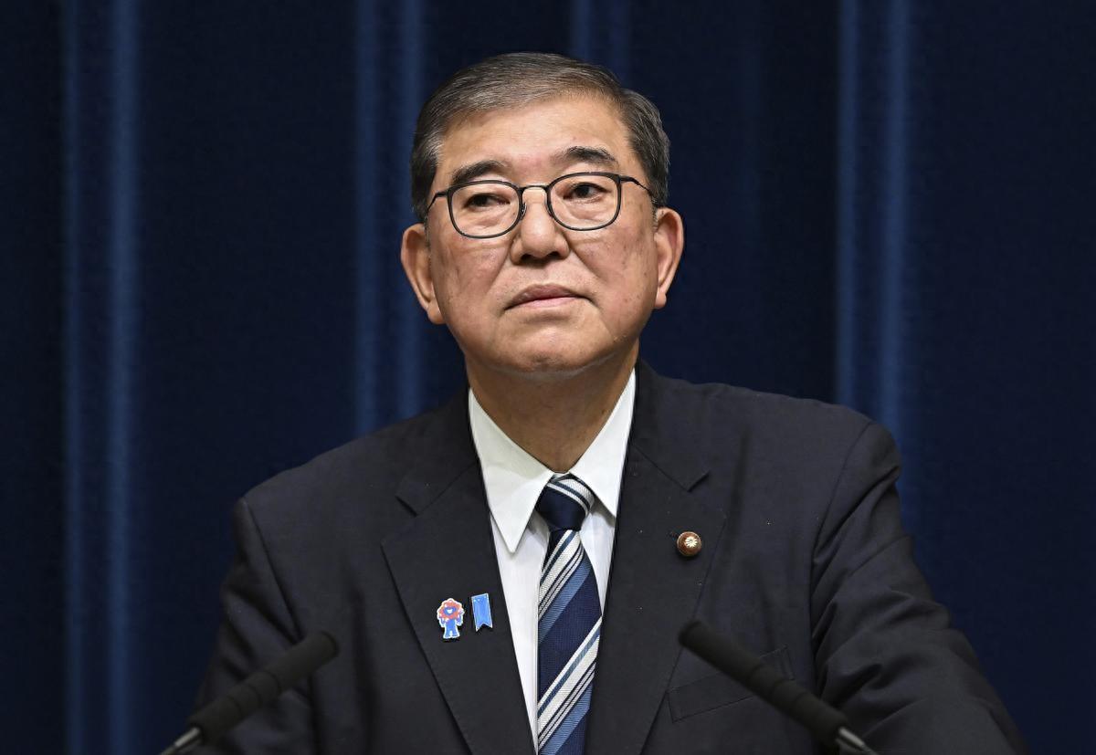 石破茂突然逆风清醒了。在对华强硬声浪拉满之后，日本政坛与媒体还在狂飙造势，石破茂