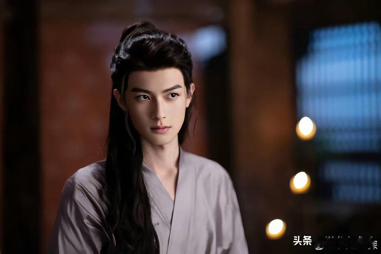 感觉陈鹤一会因为《一笑随歌》里的夏静石，资源降级，因为演技已经差到全网群嘲了。上
