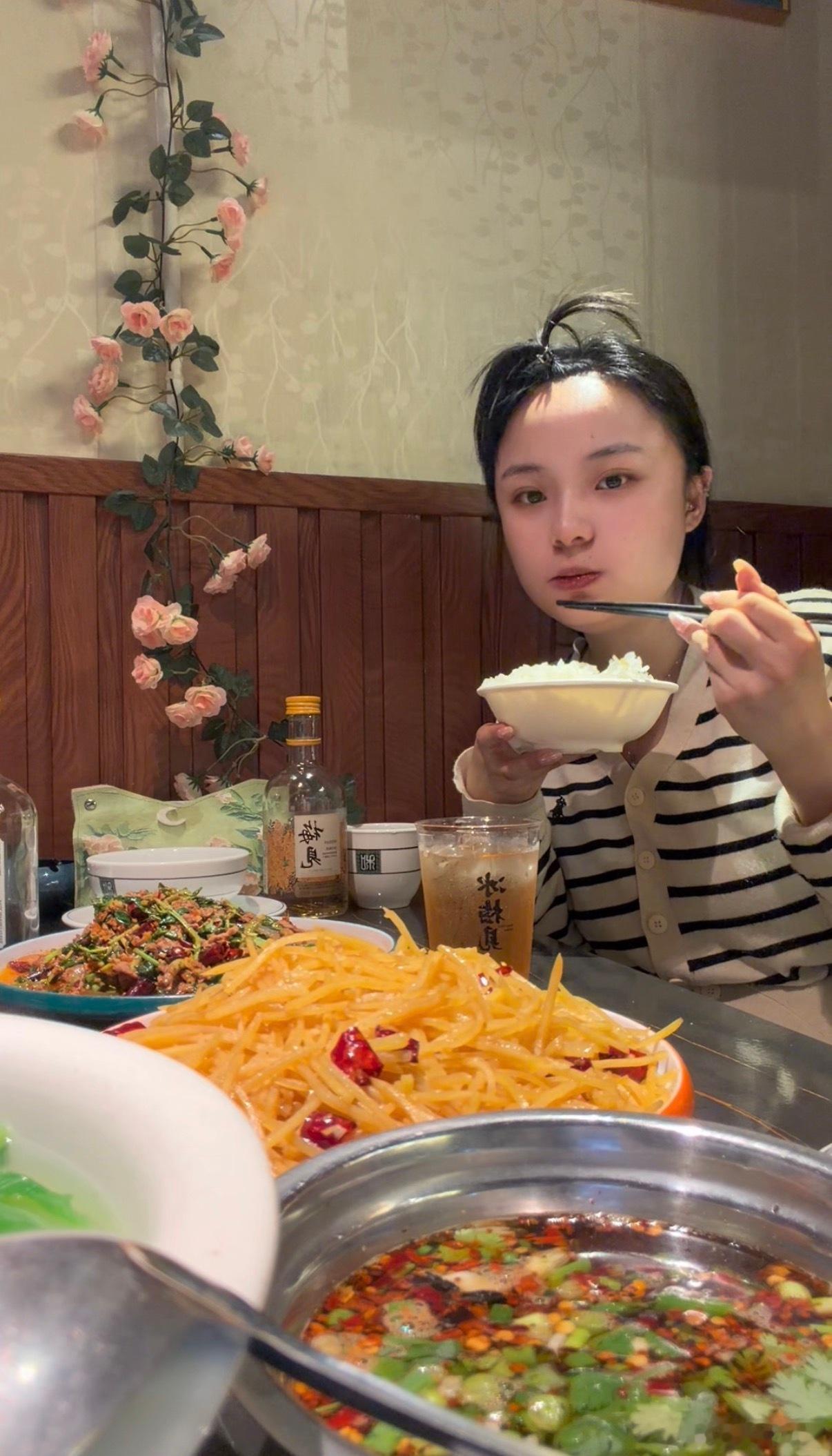 生活打败不了一个大口吃饭的人吃吃吃吃​​​
