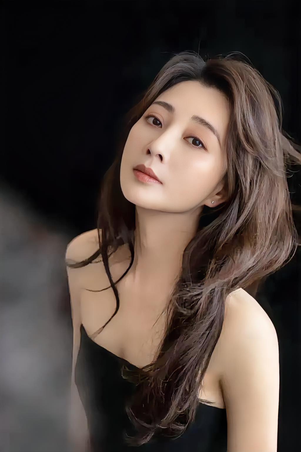 殷桃当年，被一个男人追得很凶。豪车蹲点，玫瑰不断，资源介绍，体贴周到。她