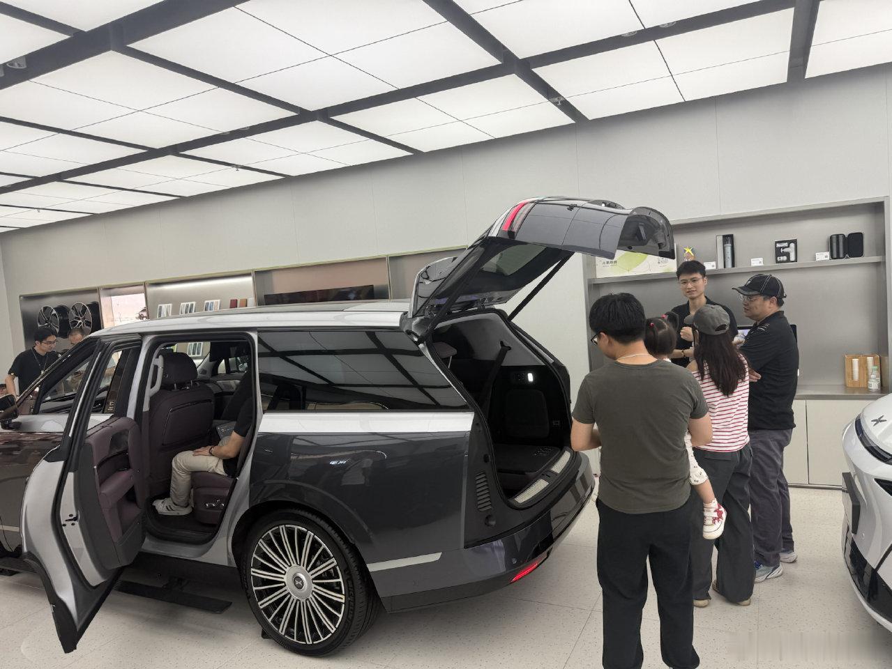 何小鹏直播回应小鹏GX上市火爆从“上市12小时大定24863台”，到近日很多用户