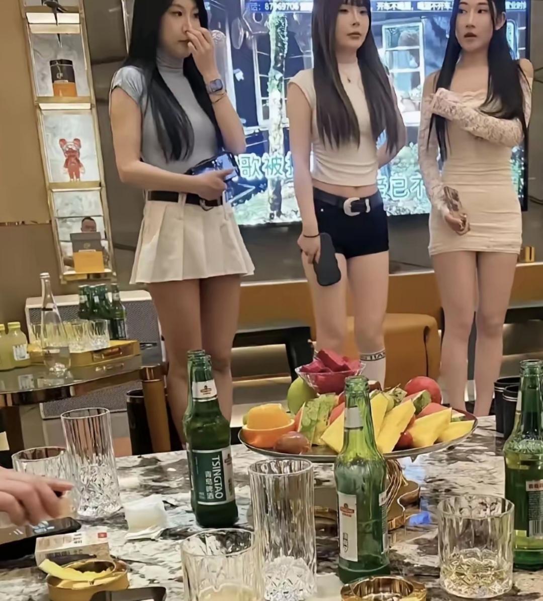 湖北黄石KTV包厢乱象曝光！8人聚众陶醉，做着不堪入目的事情，此时办案人员破门而