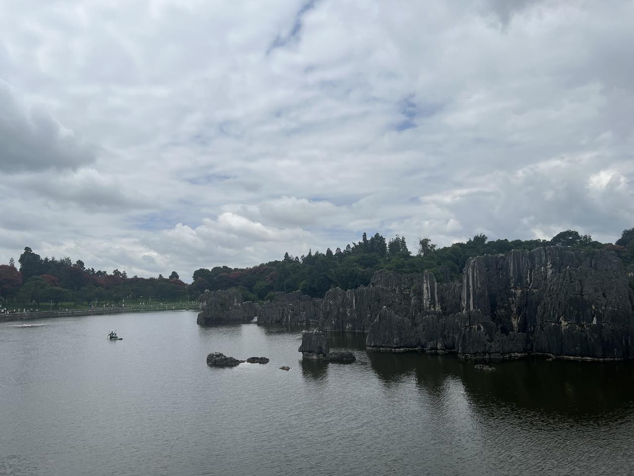 昨天下午，接到一个老同事打来的电话，他在外地民办学校当校长，我们聊了40分钟。