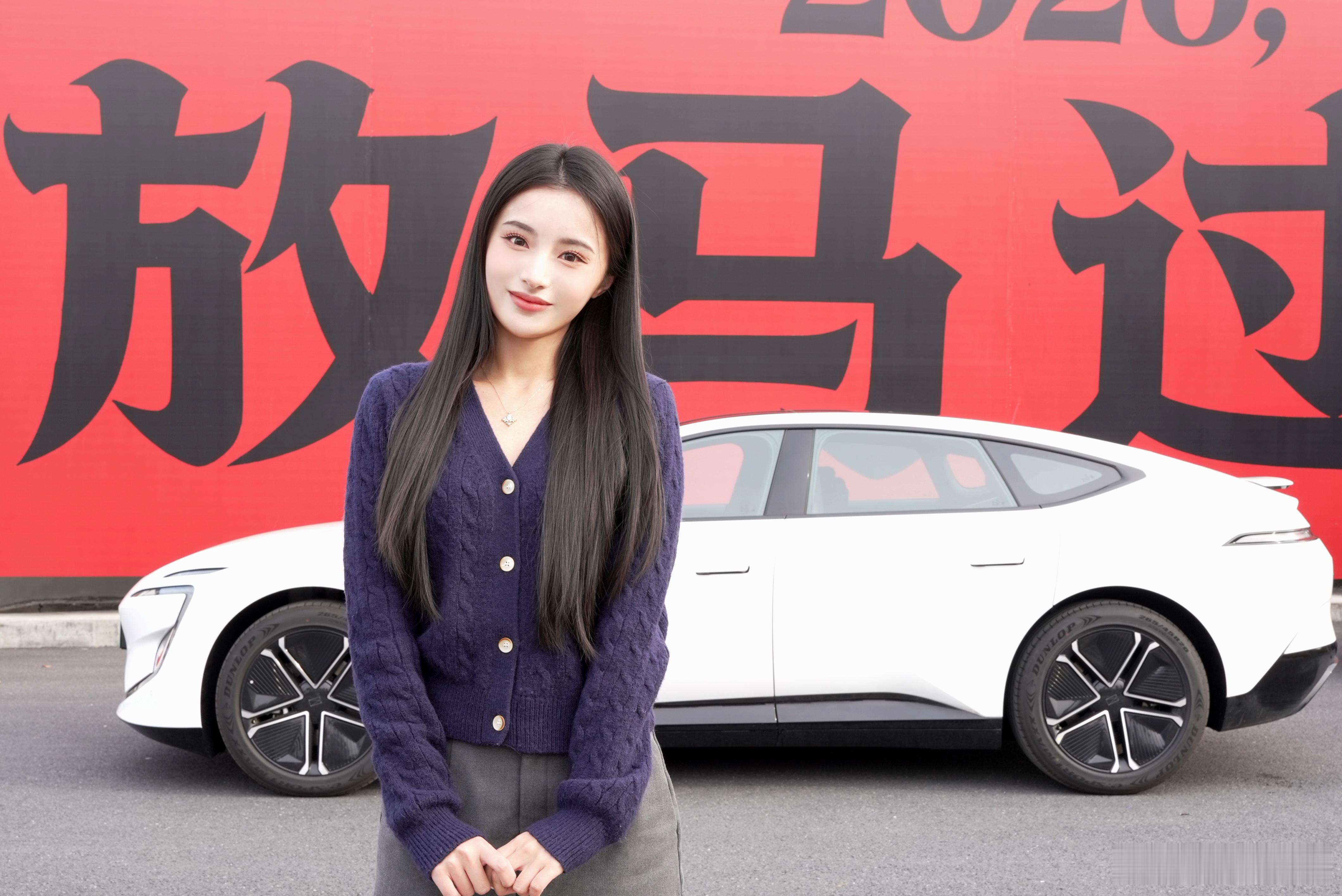 哒哒哒！趁春晚还没开始，来给大家拜年啦～和我的阿维塔12去拍了一组马年合照！祝大