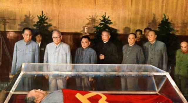 躺在水晶棺里很多年的毛主席，如今看上去也还是和睡着了一般安详。这个特制的水晶棺不