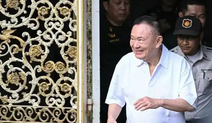 他信前脚刚避走中东，泰国保守派后脚就砸下176亿的催命符，这哪是要钱，这分明是要