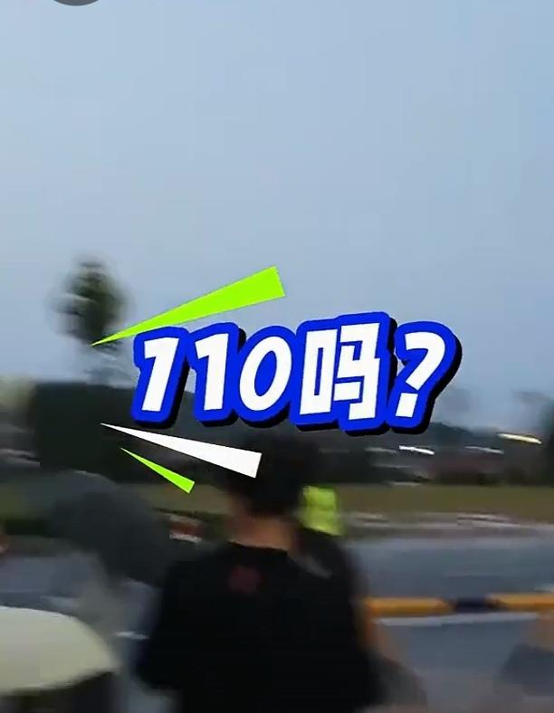 学校保安的疯狂只因点了个外卖近日，在杭州一所学校的门口，一名穿着制服的保安