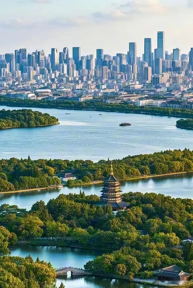 两张杭州的未来城市发展图，大家觉得哪一张更好更现家？如果是第一张图的效果话，杭州