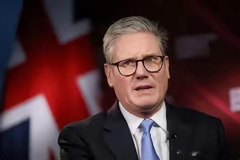 上任不到两年的英国首相斯塔默又要辞职了。不是斯塔默不想当这个首相，而是大批的