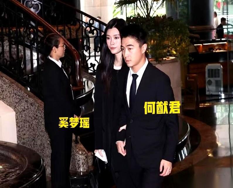 何猷君送别二房姐姐何超蕸。他一出现，镁光灯就刷成一片白墙。整张脸绷着，嘴唇抿成