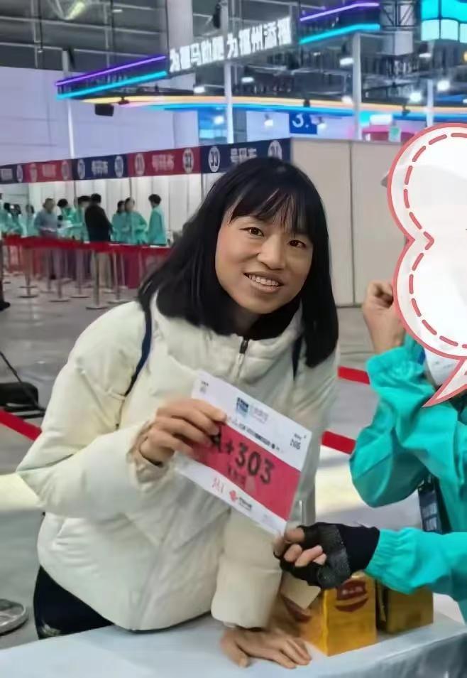 这医院的处分通知估计都没凉透呢，就有消息称张水华出现在福州马拉松领物资现场，