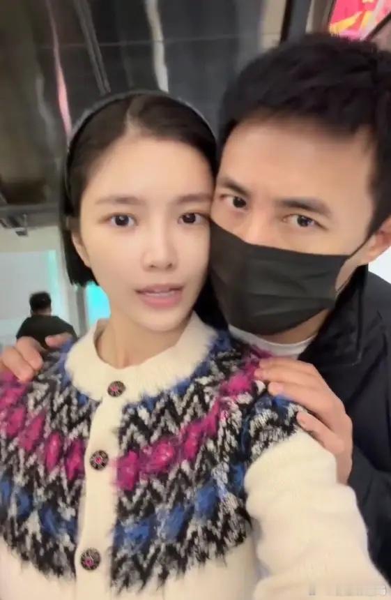 王灿晒年夜饭，公公杜志国陪孙女玩，婆婆也在，一家6口一起过年！