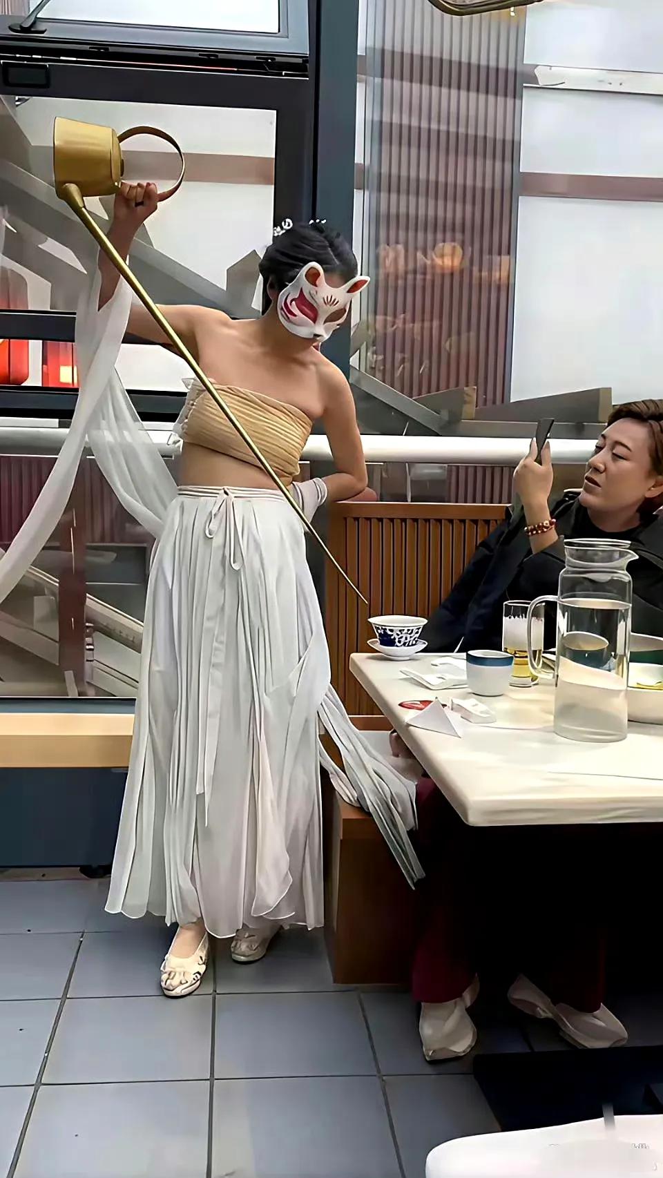 谁让你的手这么贱呢，这茶喝不下去了吧？