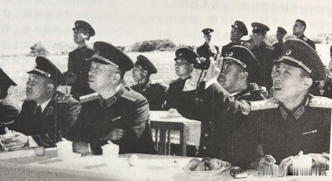 1959年10月，王树声（前排左二）陪同朝鲜军事代表团参观访问空军某部时，观看飞