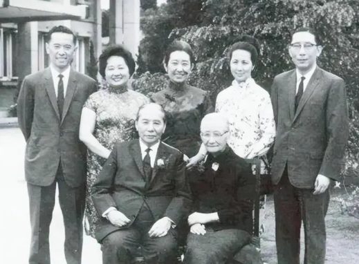 1987年，在张群98岁生日宴会上，有记者问：“你追随蒋介石最久，和他关系也最密