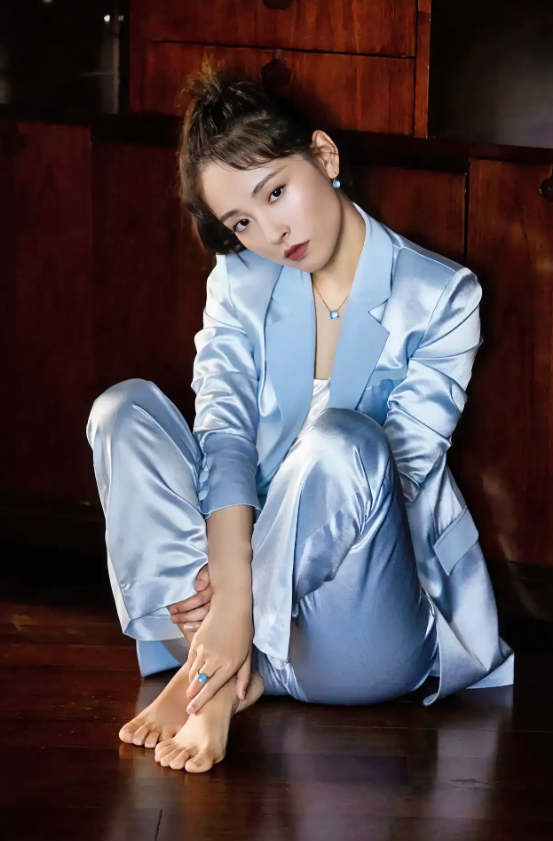 吴倩，166cm，素甲美脚，一看就很朴素大方！