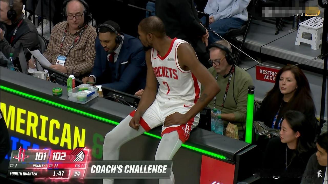 火箭老将杜兰特真是心里苦呀！今天火箭在客场以105：111不敌开拓者，连续两场比