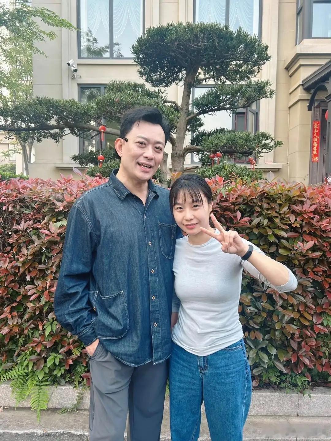 黄海冰在浙江一处小区散步被偶遇，他现实中真人看起来好年轻，身材微胖，皮肤白皙，身