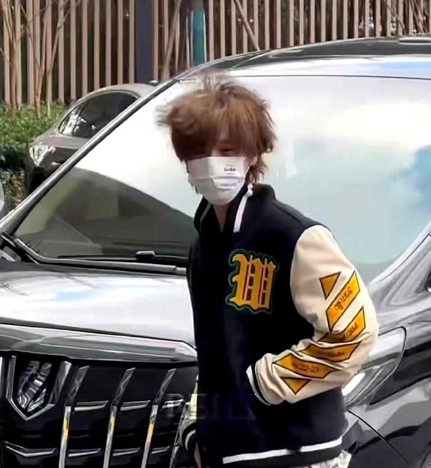 鹿晗缺席一季，五哈收视掉了17%。今天他在西双版纳把吉他背上身，发梢微翘，